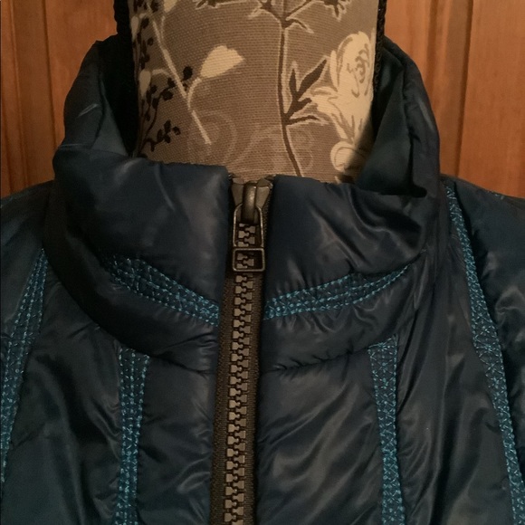 CAbi embroidered thin quilted puffer ski jacket jacket in teal - Picture 6 of 10